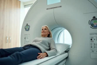 Femme claustrophobe allongée sereinement dans un scanner IRM ouvert en salle d'imagerie médicale moderne